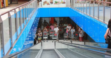 Îmbulzeală mare! S-a deschis centrul comercial Cora Brătianu - 4