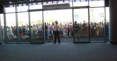 Îmbulzeală mare! S-a deschis centrul comercial Cora Brătianu - 11