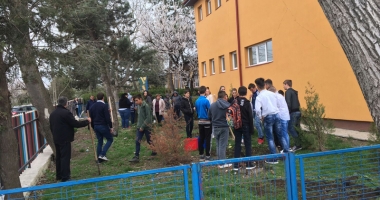 "Un pomișor pentru viitor".  cora România plantează  pomi fructiferi în școli - 3