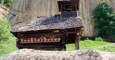 Stire din Cultură-Educație : Singura biserică cu două altare