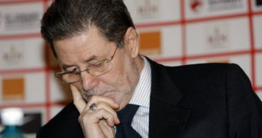 Stire din Sport : Cornel Dinu, internat de urgență la spital