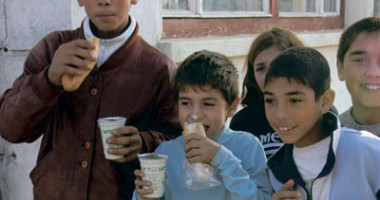 Stire din Politică-Administrație : Parlamentarii puterii vor înlocuirea "Cornului și Laptelui" cu un pachet alimentar
