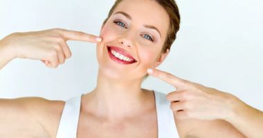 Stire din Sănătate : Dinți colorați greu de albit? Coroanele dentare vă pot schimba zâmbetul