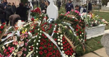 Stire din Social : Coroanele de flori interzise la înmormântări în mai multe zone din România