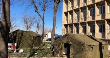 Stire din Social : Corturi de campanie, montate în curtea spitalului din Mangalia