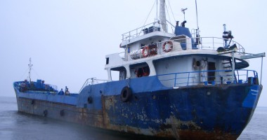 Stire din Economie : Bătrânii lupi de mare își riscă viața pe coșciugele plutitoare