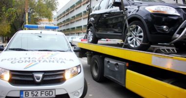 Stire din Social : Amenzi şi maşini ridicate pe bandă rulantă, la Constanţa. Şoferi, atenţie unde parcaţi!