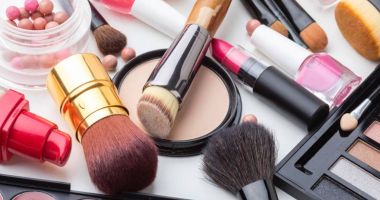 Stire din Eveniment : Frumusețea se întreține pe bani publici. O primărie a cumpărat mai multe cosmetoce de la firma unui deputat PNL