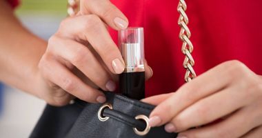Stire din Actualitate : O româncă a furat cosmetice în valoare de peste 300.000 de euro. Iată cum acționa