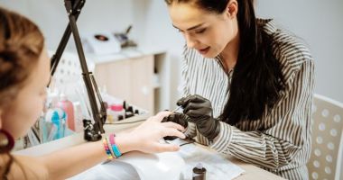 Stire din Eveniment : Fosta directoare a DSP Olt, trimisă în judecată. Ar fi primit mită un teren şi a angajat fictiv o cosmeticiană