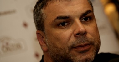 Stire din Sport : Antrenorul Cosmin Olăroiu a semnat cu Al Ahli Dubai