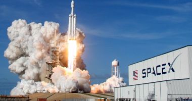 Stire din Eveniment : O nouă ERĂ SPAȚIALĂ! Cine este compania SpaceX și pe cine trimite în Cosmos