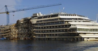 Stire din Actualitate : Costa Concordia, adus pe linia de plutire la doi ani și jumătate după naufragiu