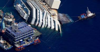 Stire din Actualitate : Galerie foto. Naufragiul COSTA CONCORDIA / Comandantul Schettino, 16 ani de închisoare. Ce acuzații i se aduc
