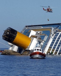 Stire din Actualitate : Căpitanul navei  Costa Concordia  își cere scuze  pentru accident
