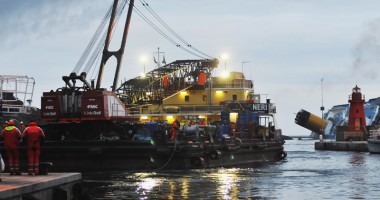 Marinari români participă la spectaculoasa salvare a epavei Costa Concordia - 2