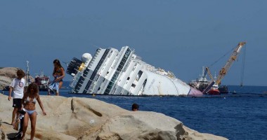 Marinari români participă la spectaculoasa salvare a epavei Costa Concordia - 3