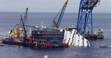 Stire din Economie : Marinari români participă la spectaculoasa salvare a epavei Costa Concordia