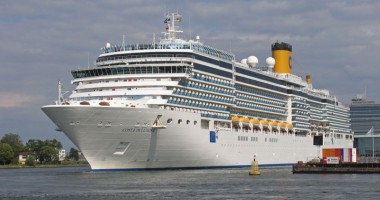 Stire din Economie : Gigantul "Costa Deliziosa" a adus peste două mii de turiști străini în portul Constanța