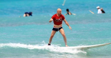 Costi Ioniță face surfing în Hawaii