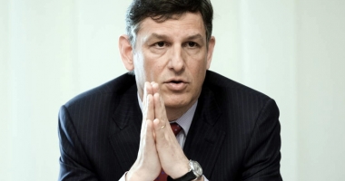 Stire din Politică-Administrație : "Angajații de la serviciul de achiziții ar trebui schimbați la trei ani"