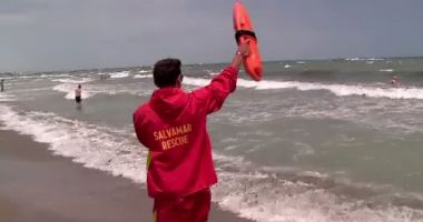 Stire din Eveniment : O altă tragedie era să se întâmple la Costinești. Copil de 11 ani salvat la limită din valuri
