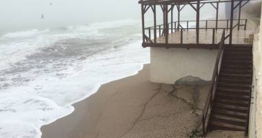 Faleza din Costinești se prăbușește peste plajă. ABADL spune că "monitorizează" zona - 2