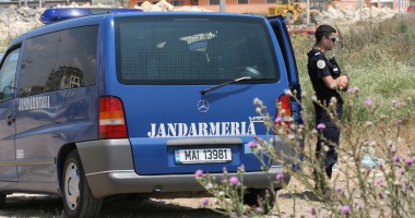 Stire din Eveniment : Comerciant ambulant ridicat de pe plajă de jandarmi