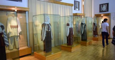 Stire din Cultură-Educație : Costumele populare românești vor putea fi admirate la fața locului