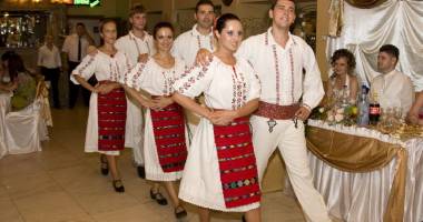 Stire din Cultură-Educație : Creatoarele de costume populare își dau întâlnire la Constanța