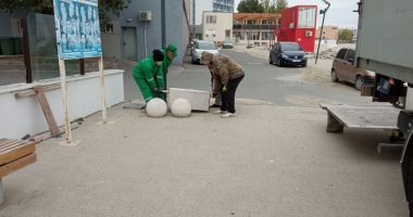 Stire din Social : Primăria Constanța înlocuiește coșurile de gunoi vechi