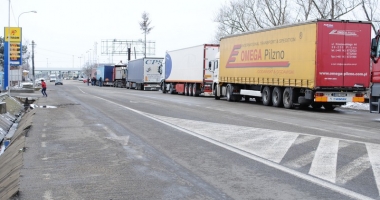 Coadă de TIR-uri de 25 de km la intrarea în țară