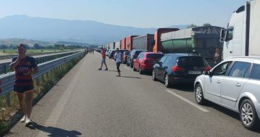 MAE: Coadă de 12 kilometri la granița între Bulgaria și Grecia. Se așteaptă șase ore