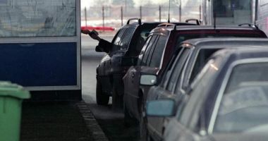 Stire din Social : Cozi uriașe la intrarea în țară: Românii fără teste RT-PCR intră direct în carantină
