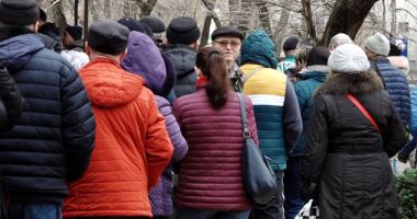 Stire din Social : Românii, fideli „tradiției” de a sta la coadă. Aglomerație la ghișeele direcțiilor de taxe și impozite