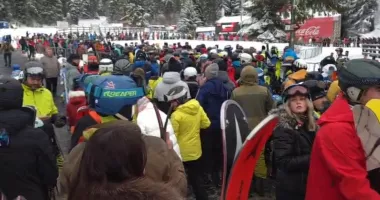 Stire din Actualitate : Cozi uriașe la telegondola din Poiana Brașov. Vântul puternic a oprit instalația