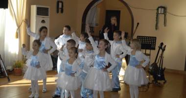 Stire din Social : Un Crăciun  mai frumos pentru copiii sărmani din Agigea și Mihail Kogălniceanu