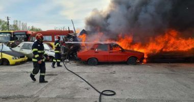 Incendiu de proporții la Regia de Transport: 15 vehicule arse