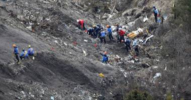 Stire din Actualitate : A OMORÂT 150 DE OAMENI DIN CAUZA IUBITEI! Copilotul și prietena sa, probleme înainte de nuntă