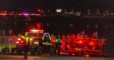 Stire din Actualitate : Un avion cu 60 de pasageri s-a ciocnit cu un elicopter militar deasupra Washingtonului. 18 cadavre găsite
