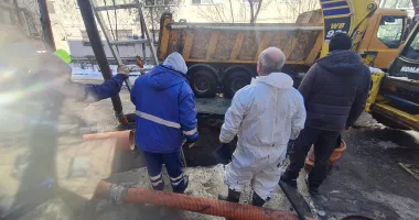 Stire din Social : Craterul uriaș de pe strada București este în reparații urgente