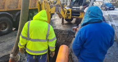 Craterul uriaș de pe strada București este în reparații urgente - 3