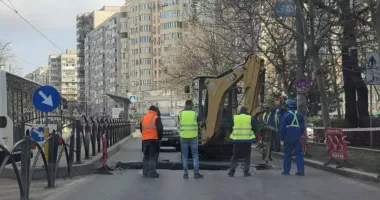 Stire din Social : Crater pe un drum din București. Traficul restricționat și echipe de urgență la fața locului