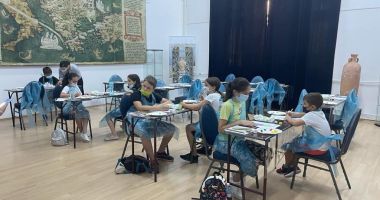 Stire din Cultură-Educație : Aproape 200 de copii au învățat tehnici noi de desen și elemente de reconstituire istorică