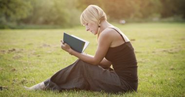 Stire din Cultură-Educație : Creatoarea lui Hercule Poirot, comemorată de bibliotecari