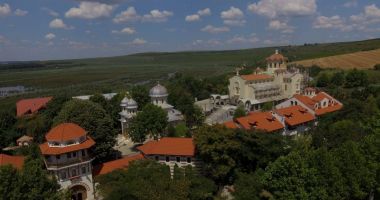 Stire din Cultură-Educație : Hram la mănăstirea Dervent. Credincioșii sărbătoresc Înălțarea Sfintei Cruci