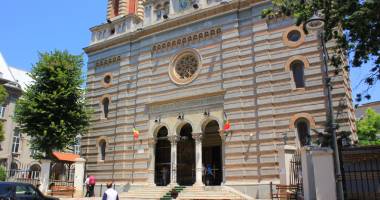Stire din Cultură-Educație : Credincioșii  îl sărbătoresc, astăzi,  pe Sfântul Pantelimon