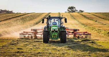 Stire din Economie : Ministerul Agriculturii va demara „Creditul fermierului”. În ce condiții se pot obține cei 50.000 euro
