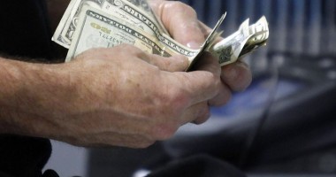 Stire din Economie : Ce e mic, scump și greu de obținut? Creditul bancar!