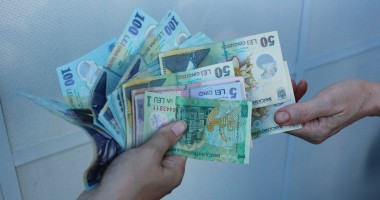 Stire din Economie : Un român din cinci vrea să ia un credit de consum. Iată pe ce se duc banii